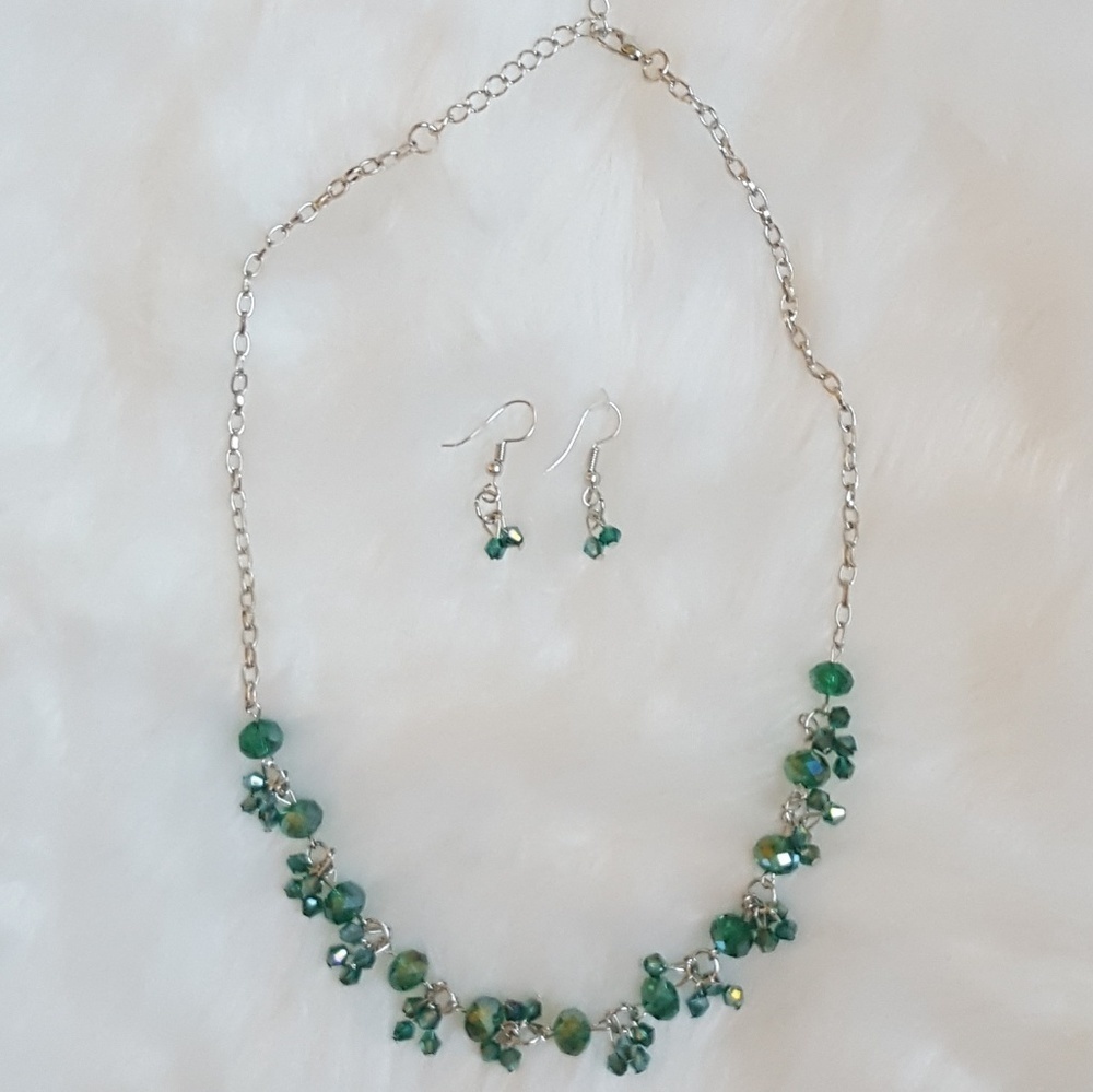 🆕‎ Silver & Iridescent Green Crystal Necklace Set